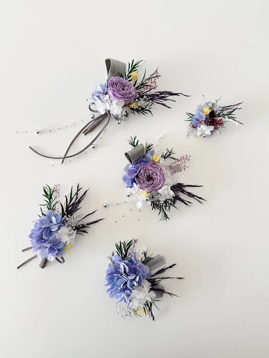 Set aus violetten konservierten Blumen als Hochzeits-Corsage und Anstecker